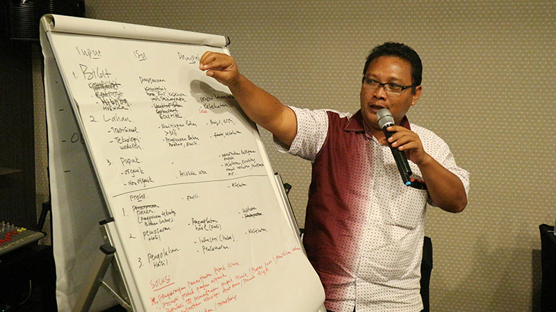 Syarief Hidayat, DF Kota Gorontalo sedang memaparkan hasil disku